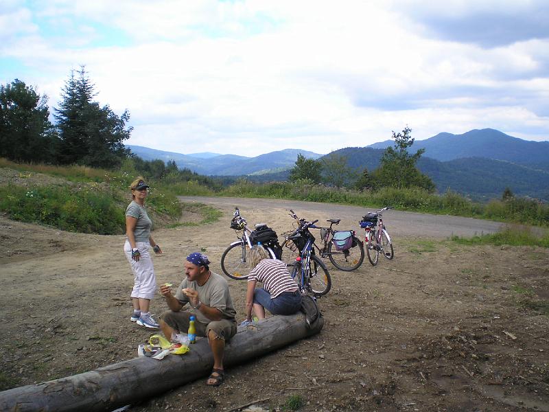 wakacje2008 158.jpg - Ale Zbyszkowi smakuje - nie ma to jak kanapka na trasie.